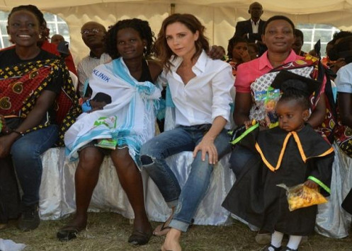 H Victoria Beckham σε ανθρωπιστικό ταξίδι στην Κένυα, μαζί με τον γιο της (φώτος)