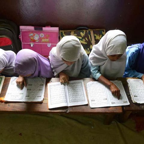 Ό,τι πιο επικίνδυνο! Μουσουλμάνοι μαθητές της Θράκης κάνουν μάθημα για το Ισλάμ με προπαγανδιστικά βιβλία που εισάγονται από την Τουρκία