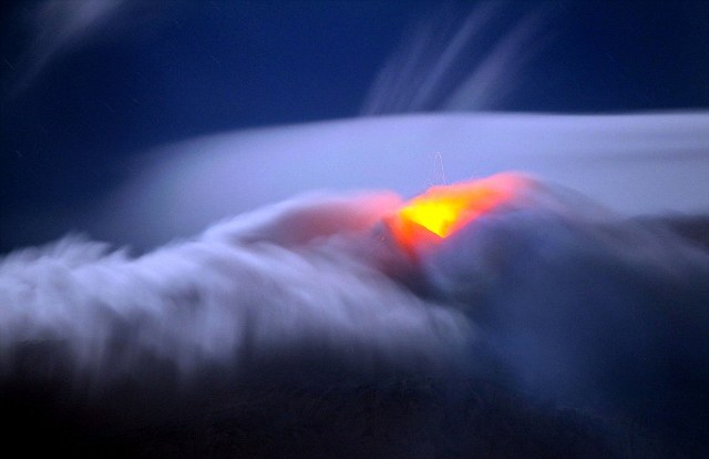 Εντυπωσιακό βίντεο: Καταιγίδα με αστραπές και κεραυνούς φωτίζει ενεργό τεράστιο ηφαίστειο