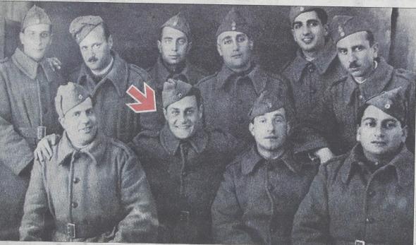 Όταν ο Λάμπρος Κωνσταντάρας και ο Διονύσης Παπαγιαννόπουλος πόζαραν φορώντας στρατιωτικές στολές και πατατούκες (φωτό)