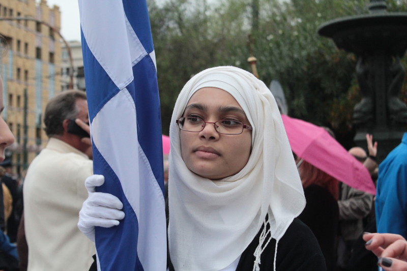 Εικόνες από το μέλλον: Μουσουλμάνα σημαιοφόρος με μαντίλα στην μαθητική παρέλαση στο Σύνταγμα (εικόνες)