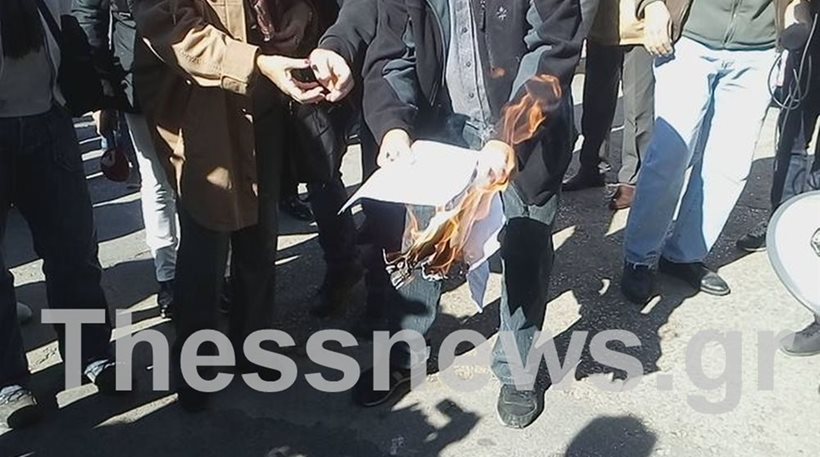 Οι συνταξιούχοι στην Θεσσαλονίκη έκαψαν τις επιστολές Κατρούγκαλου (βίντεο)