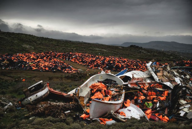 Λέσβος: Παπούτσια και τσάντες από την ανακύκλωση χιλιάδων παρατημένων σωσίβιων των μεταναστών