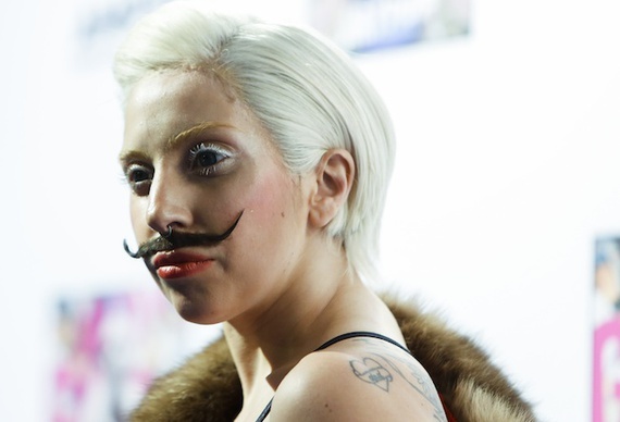 Η Lady Gaga βγήκε στους δρόμους με πλακάτ να διαμαρτυρηθεί για την εκλογή του Ντ. Τραμπ! (εικόνες)