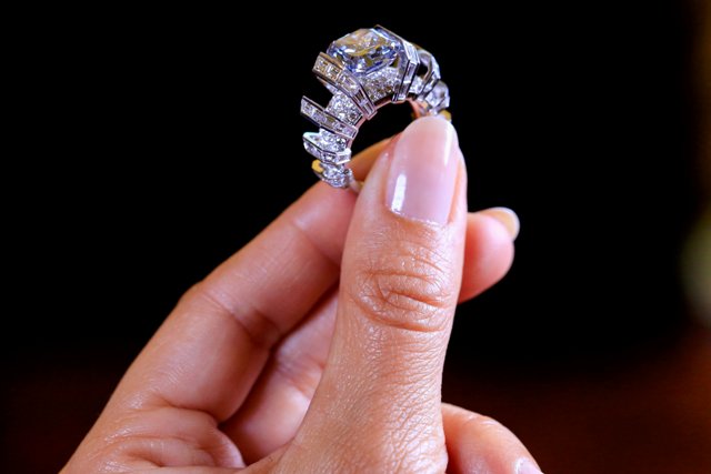 Το σπάνιο γαλάζιο διαμάντι που πωλήθηκε αντί του αστρονομικού ποσού των 17 εκατ. δολαρίων (φωτό)