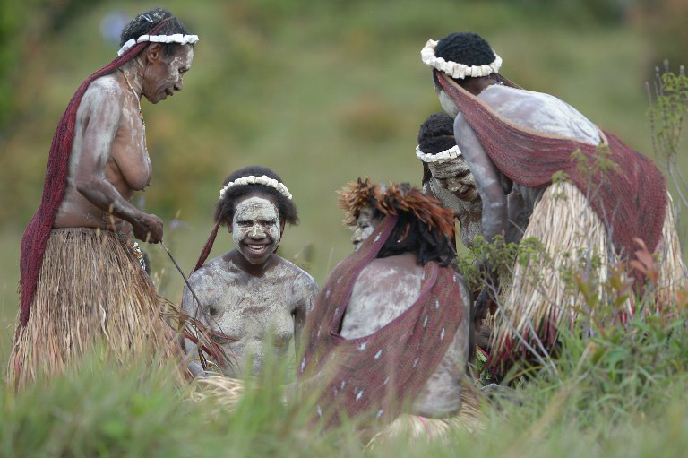 Νέα Γουινέα: Αυτή είναι η «ιδιαίτερη» φυλή των Ντάνι με τα έθιμα που εκπλήσσουν (φωτό, βίντεο)