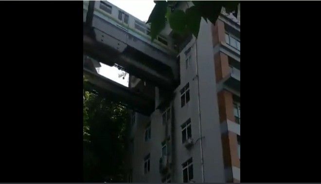 Κίνα: Το τραίνο που περνάει μέσα από πολυκατοικία με ενσωματωμένο σταθμό (βίντεο) – Pronews.gr