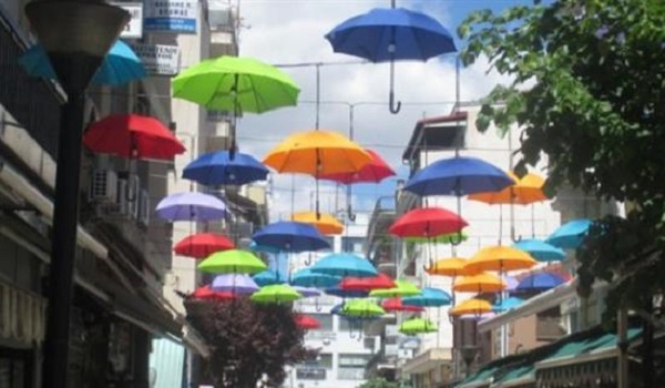 Τρίκαλα: Μια πρωτότυπη χριστουγεννιάτικη διακόσμηση με αιωρούμενες ομπρέλες