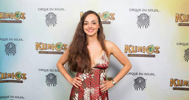 Στο χαρακτήρα “Chanteuse de Rue» η Ειρήνη Τορνεσάκη