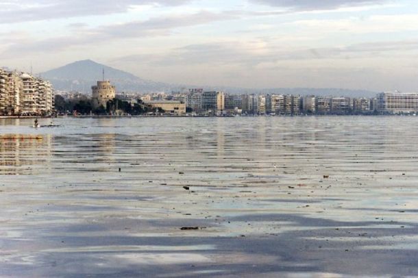 Θεσσαλονίκη: Μεγάλη θαλάσσια ρύπανση στον Θερμαϊκό από πετρελαιοειδή