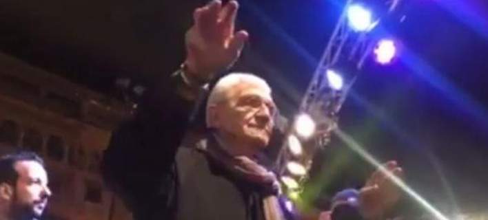 Χόρεψε ο Γ. Μπουτάρης στην φωταγώγηση της πλατείας Αριστοτέλους στην Θεσσαλονίκη (βίντεο)
