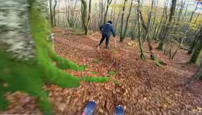 Τι κάνουν δυο σκιέρ με εξοπλισμό για σκι μέσα στο δάσος; (βίντεο)