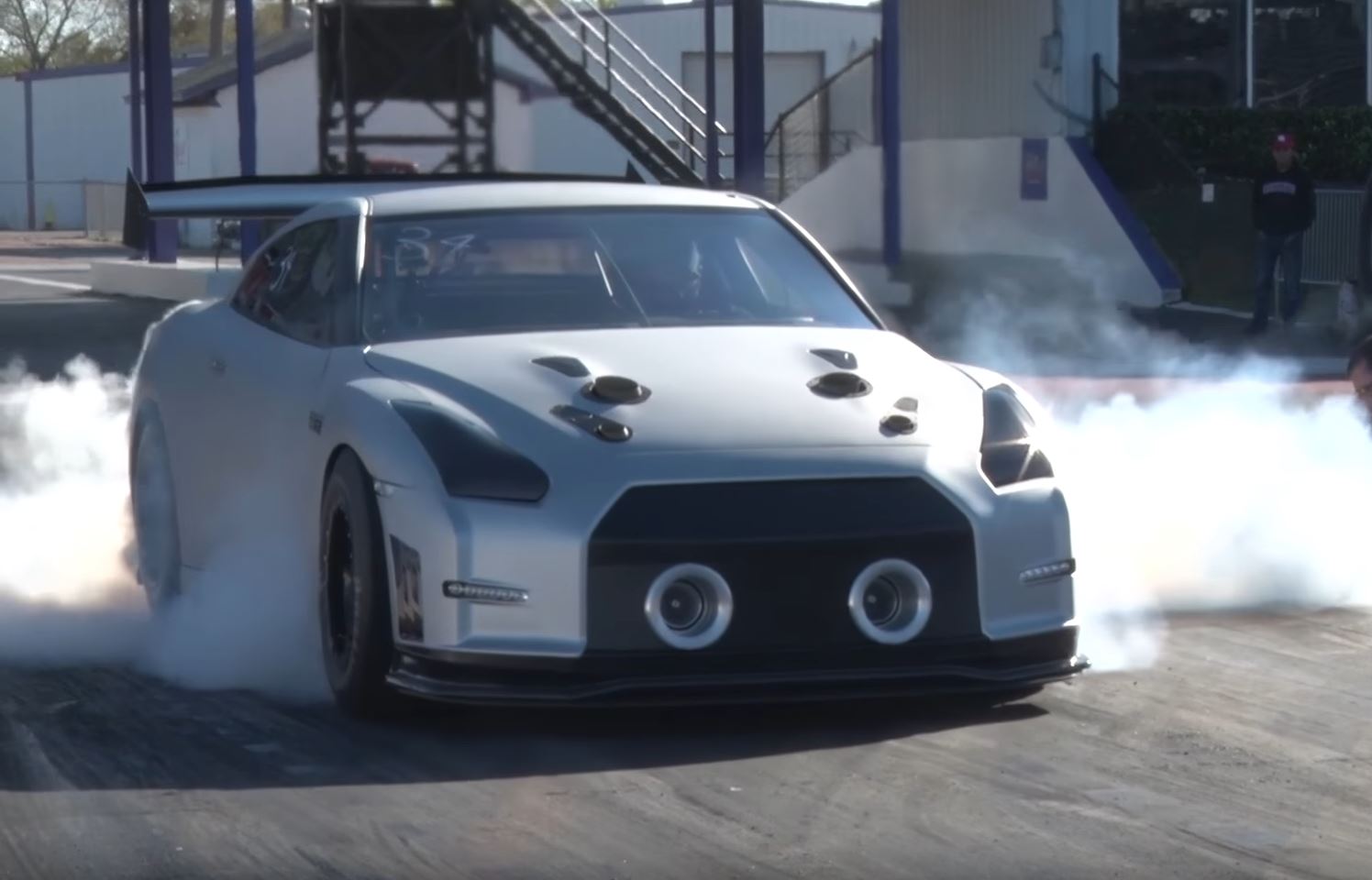 Βίντεο: Nissan GT-R 2.400 ίππων «διαλύει» το χρονόμετρο στα 400 μέτρα