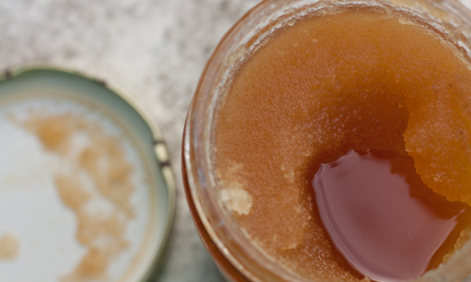 Πώς να ξανακάνετε λείο το μέλι που ζαχαρώνει (βίντεο)