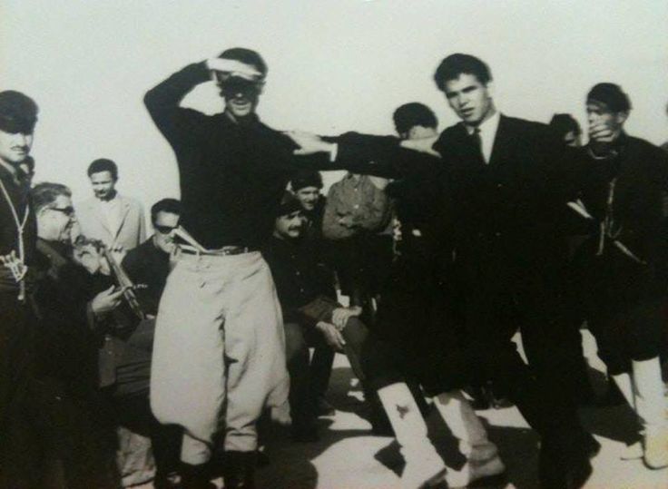 Στον ουρανό χορεύγουνε, στον Άδη κάνουν γάμο ... Μια συλλεκτική φωτογραφία από το 1964. O Nίκος Ξυλούρης χορεύει με τον Βασίλη Σκουλά, υπό τους ήχους της λύρας του Δερμιτζογιάννη