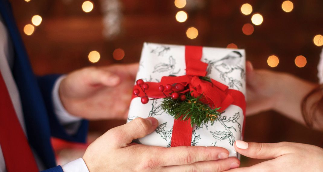 Χριστούγεννα: 10 δώρα που δεν πρέπει να πας ποτέ όταν σε καλούν σε ρεβεγιόν (φωτό)