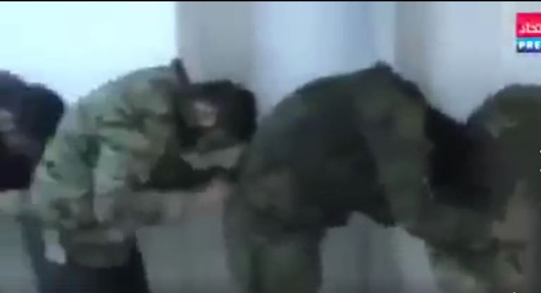 Σοκαριστικό βίντεο λίγο πριν την εκτέλεση 100 ομήρων Σύρων στρατιωτών από τρομοκράτες της Αλ Νούσρα στο Αν.Χαλέπι