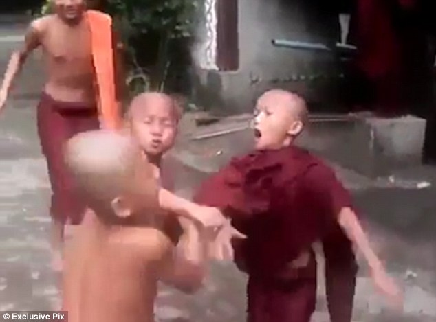 Γροθιές και κλωτσιές από μικρά παιδιά σε βουδιστικό μοναστήρι στην Ταϊλάνδη (βίντεο)