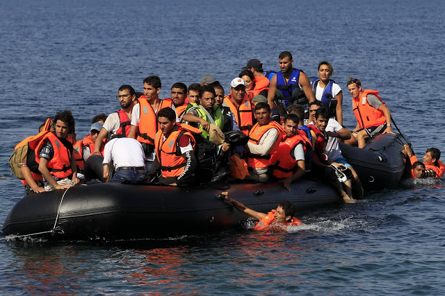 Σοκ: Από τον Απρίλιο μισθός 400 ευρώ σε πρόσφυγες-μετανάστες! – Φτιάχνουν και φυλακές για τους εγκληματίες σε κάθε νησί!