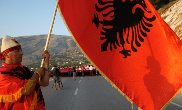 Η Αλβανία συνεχίζει τις προκλήσεις  ζητώντας ελληνικά εδάφη με ψεύτικα «φιρμάνια» (βίντεο)