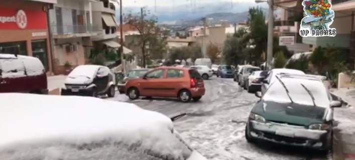 Πέραμα: ΙΧ κάνει τσουλήθρα εξαιτίας του παγετού και χτυπάει σε παρκαρισμένα οχήματα (βίντεο)