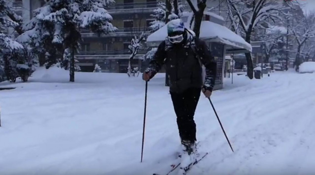 Βγήκε για σκι στα … Γιάννενα – Το βίντεο που κάνει το γύρο του διαδικτύου