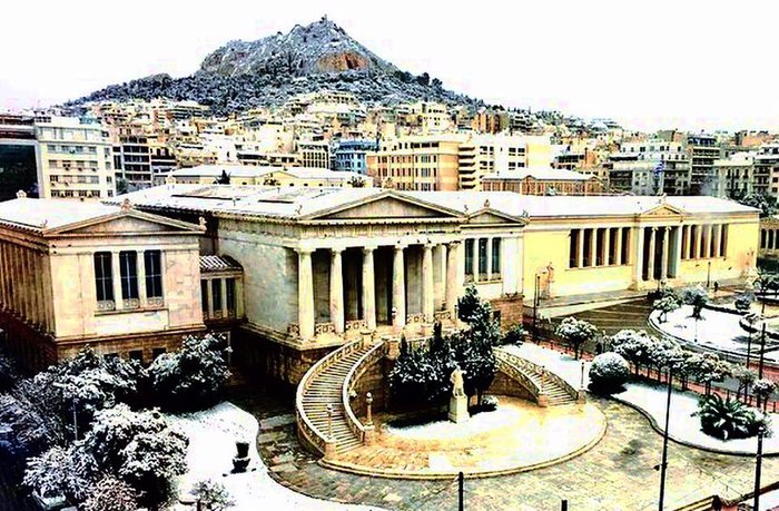 Η Αθηναϊκή Τριλογία χιονισμένη