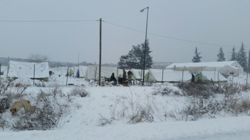 Θεσσαλονίκη: Ομάδα προσφύγων παραμένει στο κρύο φοβούμενη την… απέλαση (φωτό)