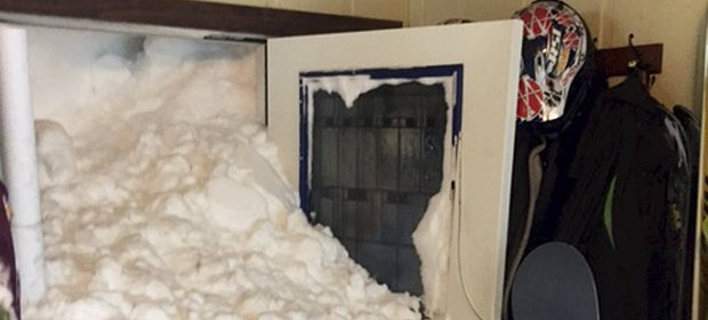 Καλιφόρνια: Άνοιξε την πόρτα και βρέθηκε μπροστά σε χιονοστιβάδα (φωτό)