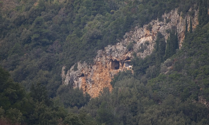 Άγιο Όρος: Το εκπληκτικό σπήλαιο του Οσίου Κοσμά του Ζωγραφίτη (φωτό)