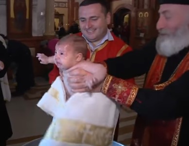 Ο Πατριάρχης Γεωργίας βάφτισε σχεδόν 800 παιδιά ανήμερα των Θεοφανείων! (βίντεο)