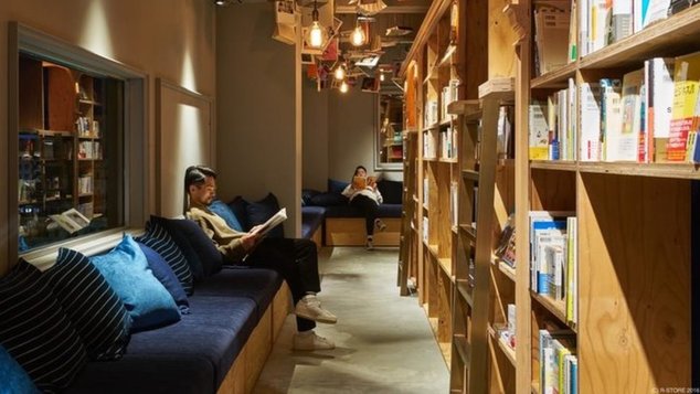 Ένα βιβλιοπωλείο που μπορείς να κοιμηθείς αλλά και να πιεις μια μπίρα! (φωτό)