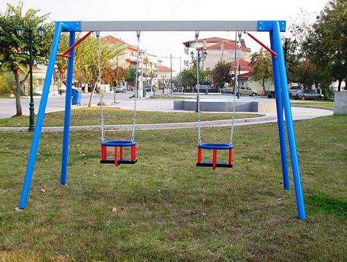 Ο δήμος Ηρακλείου τοποθέτησε την πρώτη κούνια για παιδιά με αναπηρία