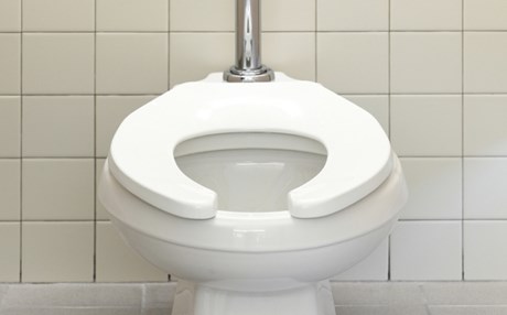 Γιατί τα καπάκια από τις δημόσιες τουαλέτες έχουν διαφορετικό καπάκι;