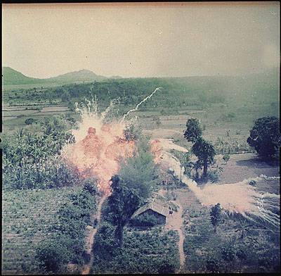 Napalm βόμβες. 1965