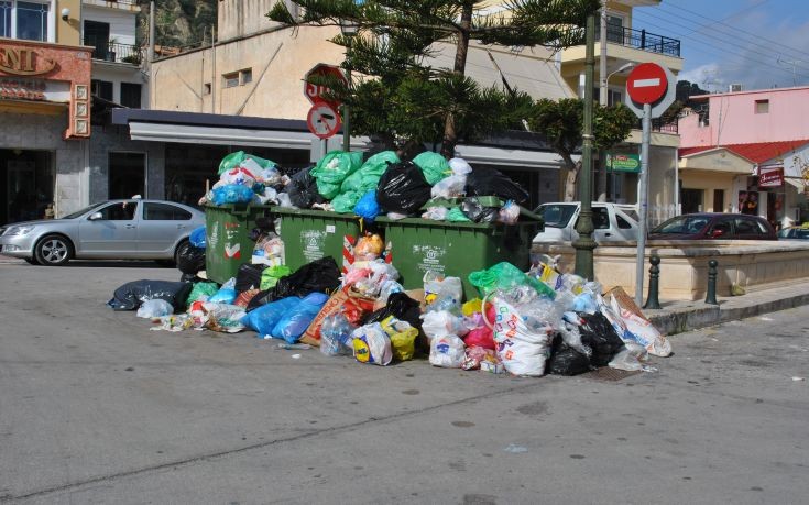 Σκουπίδια παντού στη Θεσσαλονίκη – Κυκλοφορούν λιγότερα οχήματα του δήμου