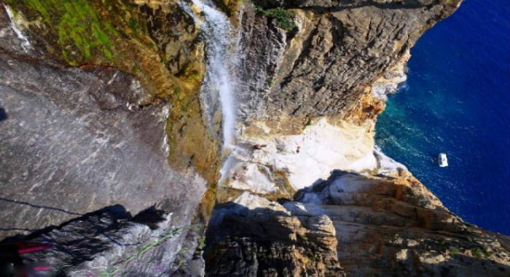 Ο ψηλότερος καταρράκτης του κόσμου, που χύνεται σε θάλασσα, βρίσκεται στην Ελλάδα! (φωτό)