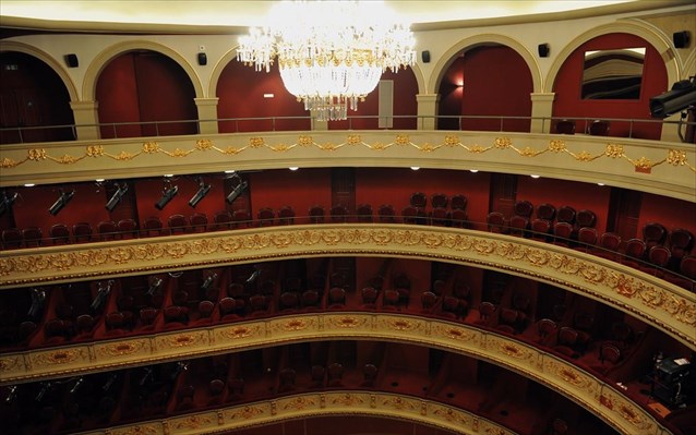 Μεταμεσονύχτια εμπειρία στο Δημοτικό Θέατρο Πειραιά (φωτό, βίντεο)