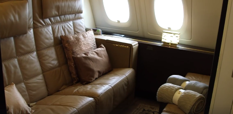 Πόσο κοστίζει μια πτήση με μπάνιο, κρεβάτι και… μπάτλερ; (βίντεο)