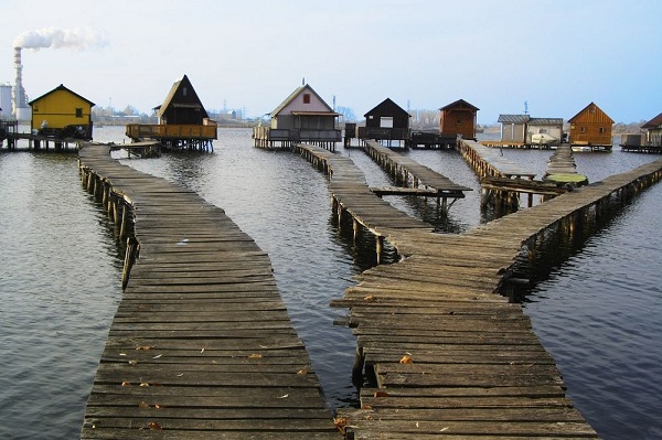 perierga.gr - Γραφικά πλωτά σπίτια στη λίμνη Bokodi!