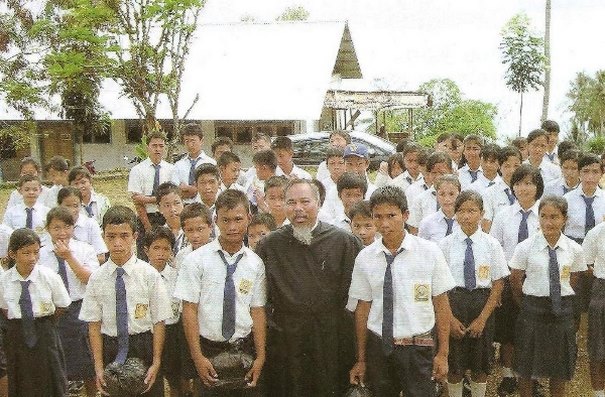 O Ινδονήσιος κληρικός που διδάσκει αρχαία ελληνικά στην Σουμάτρα