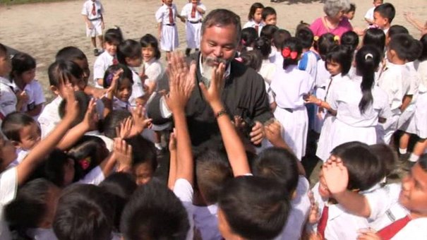 O Ινδονήσιος κληρικός που διδάσκει αρχαία ελληνικά στην Σουμάτρα