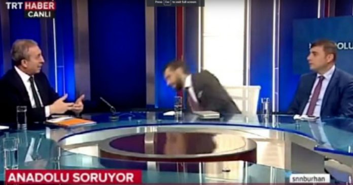 Λιποθύμησε στον αέρα o διευθυντής τουρκικού καναλιού!- Επεσε στο πάτωμα! (βίντεο)