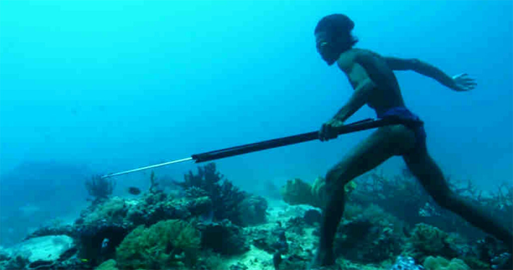 Βίντεο: Υπεράνθρωπος βουτάει 20 μέτρα κάτω από την επιφάνεια της θάλασσας για να πιάσει ένα ψάρι