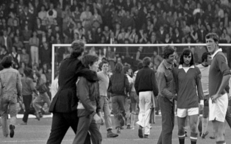 Όταν η Γιουνάιτεντ το 1971 υποδέχτηκε στο γήπεδο της Λίβερπουλ την Άρσεναλ και οι οπαδοί της φώναζαν μέσα από το Kop (φωτό)