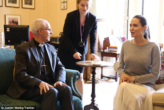 Η Τζολί συναντήθηκε με Αρχιεπίσκοπο χωρίς … σουτιέν – Οργή στα social media (φωτό)