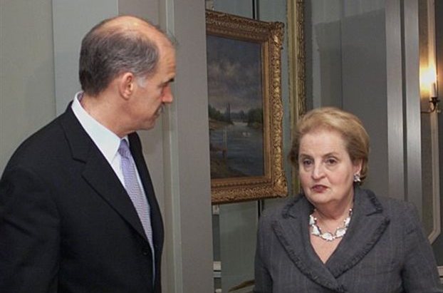 Ο πρέσβης Κασκαρέλης αποκαλύπτει: Η κωμικοτραγική συνάντηση Παπανδρέου-Ολμπράιτ το 2000