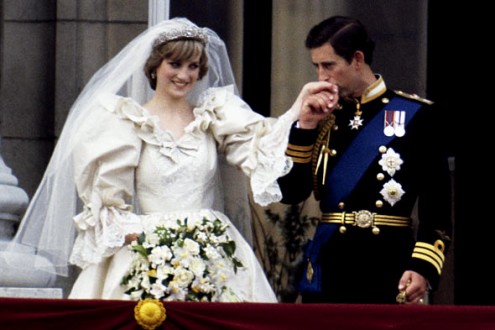 Η νέα βιογραφία του πρίγκιπα της Ουαλίας αποκαλύπτει ότι ο Κάρολος έκλαιγε τη νύχτα πριν παντρευτεί την Νταϊάνα