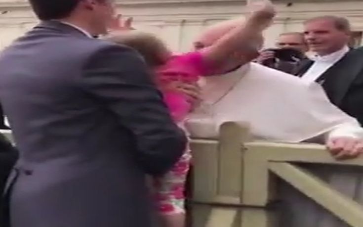 Κοριτσάκι φιλάει τον Πάπα και… του κλέβει το καπέλο! (βίντεο)