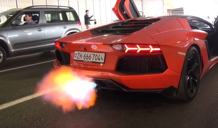 Μία Aventador «κολλάει μαγκιές» σε μια Ferrari (βίντεο)